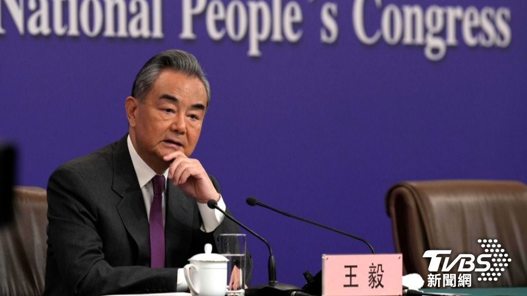 中國外長王毅回答中外記者提問。（圖／達志影像美聯社）