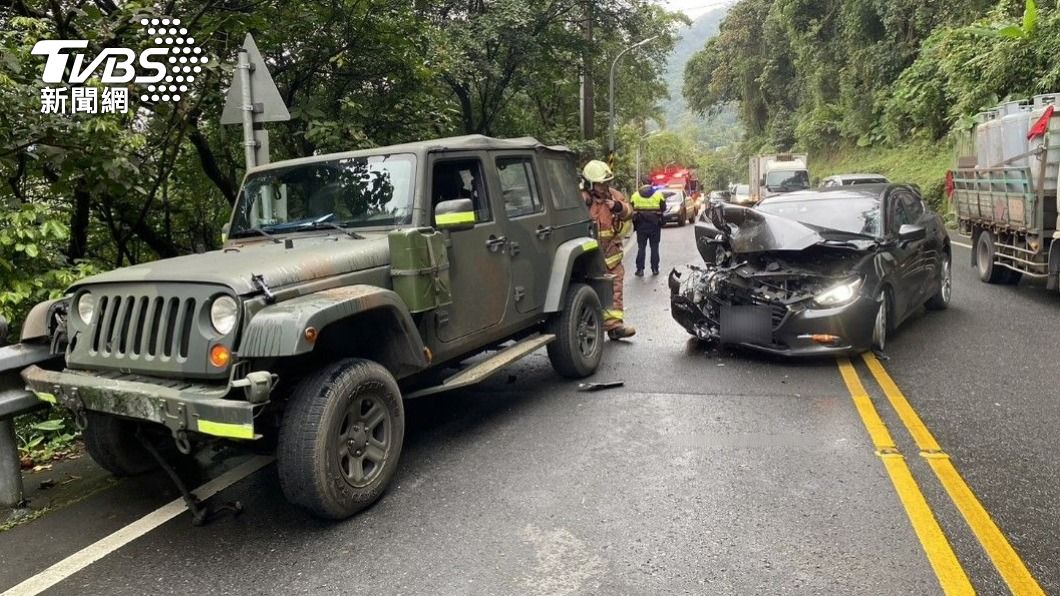 新店一輛軍車與小轎車發生事故，造成4人輕傷送醫。（圖／TVBS）