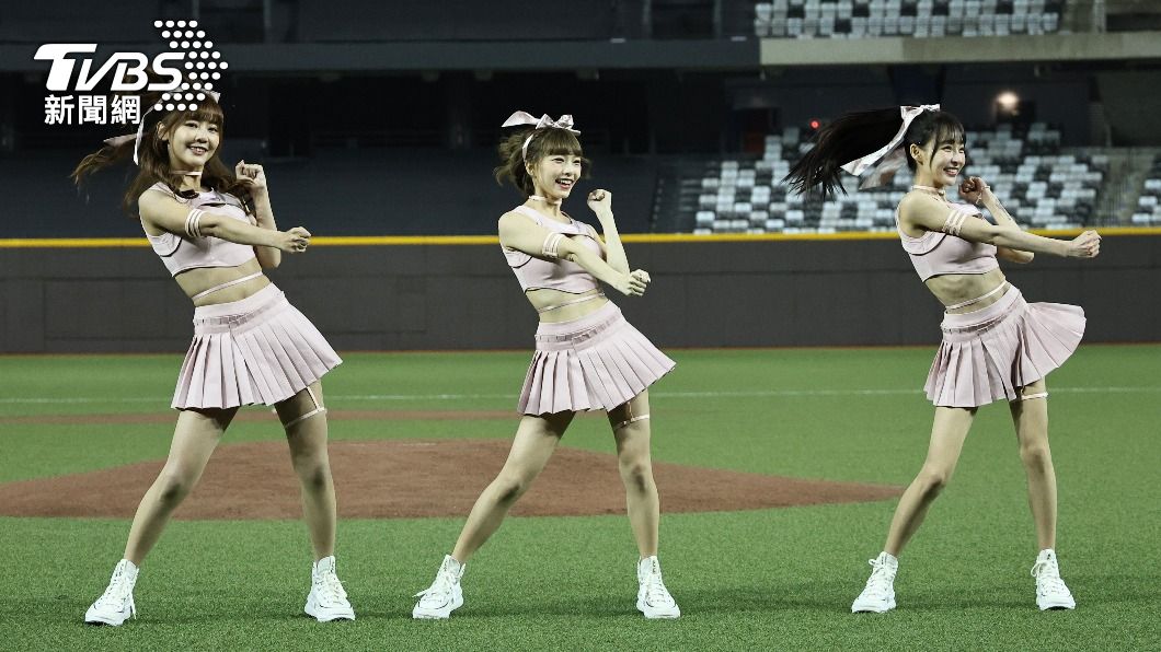 林襄（右起）、霖霖、小映跳新嗆司曲。（圖／張哲鳴攝）