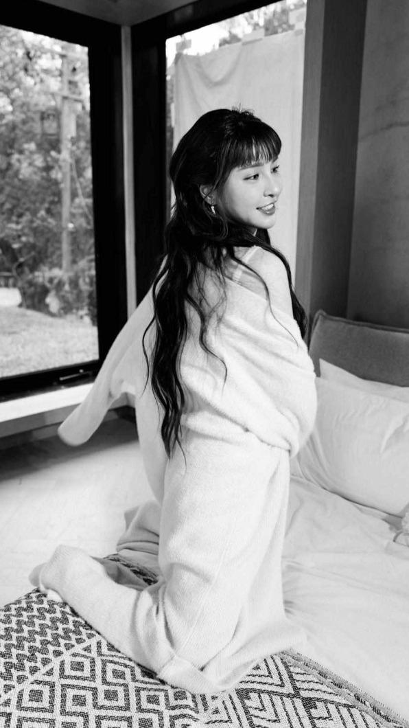 峮峮罕見曬出長髮美照，讓上萬粉絲瞬間戀愛、直呼「超適合」。（圖／翻攝自峮峮Threads）