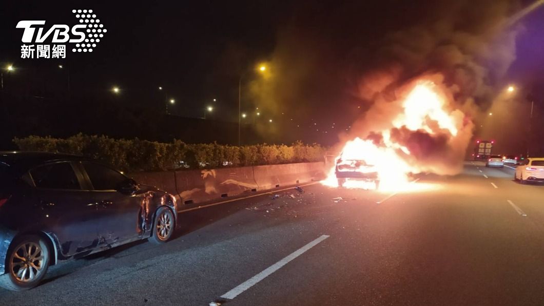 一輛汽車在國道上燃燒。（圖/TVBS）