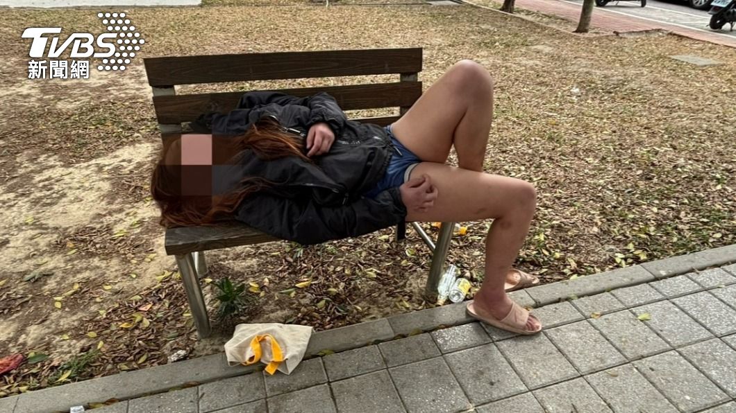 歐女躺在公園座椅上。（圖/TVBS）
