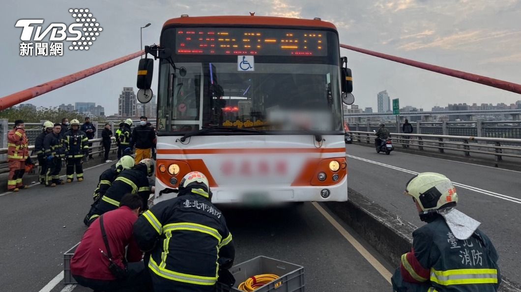男騎士自撞後遭公車輾斃。（圖／TVBS）