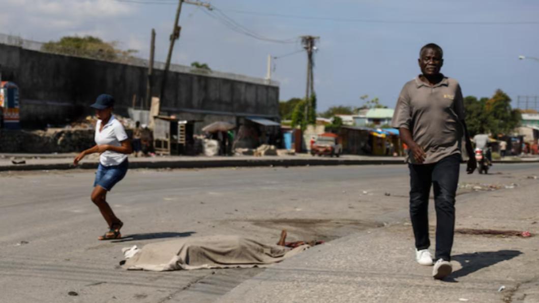 海地首都太子港（Port-au-Prince）隨處可見遺體。（圖／翻攝自《華盛頓郵報》）