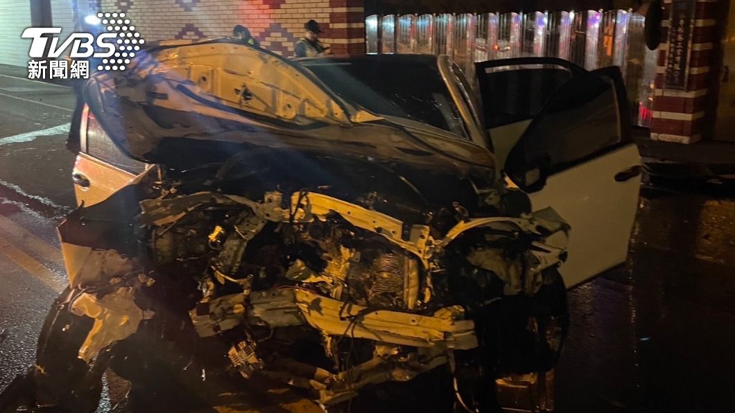 林男酒駕跨越雙黃線，兩車撞擊導致車頭嚴重毀爛。（圖／TVBS）