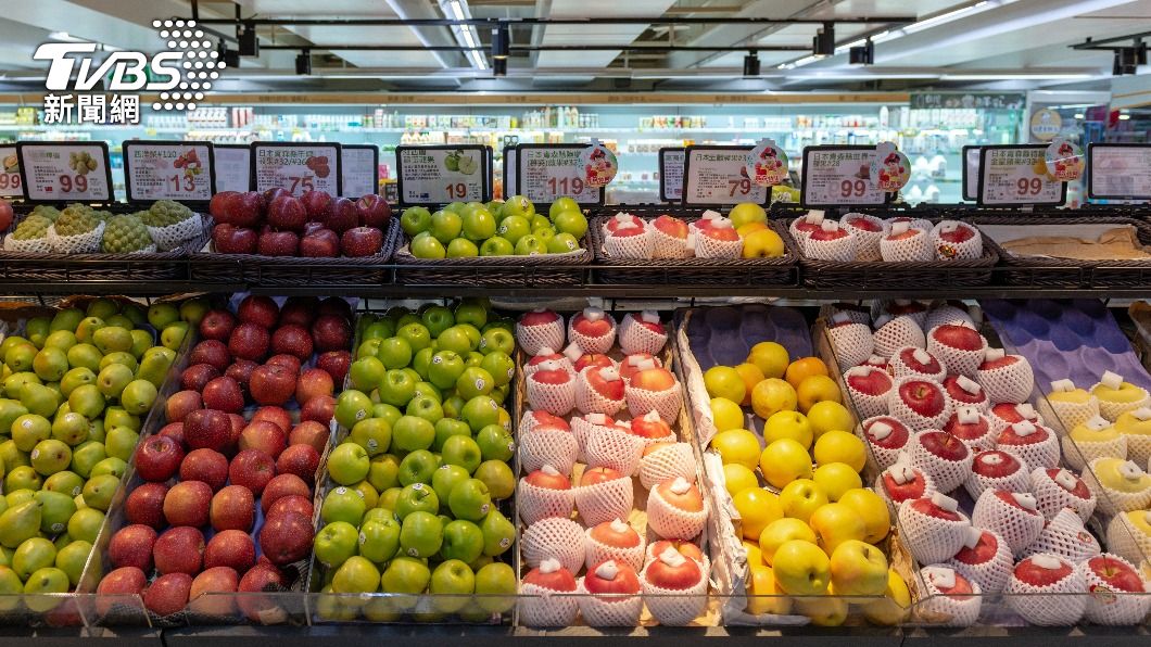 超市入口處多半會放水果。（示意圖／shutterstock達志影像）