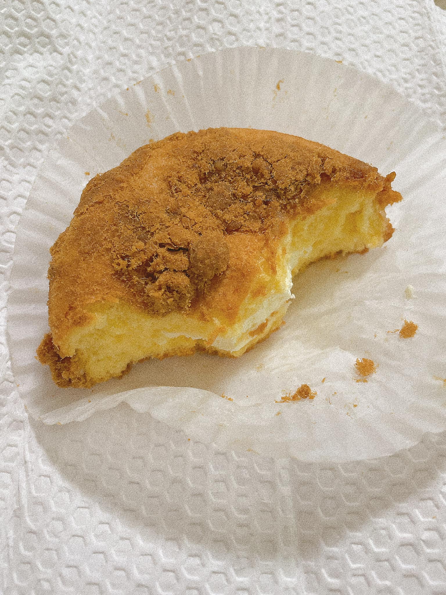 原PO傳授秘訣，將冷凍後的「肉鬆生乳巧貝蛋糕」用氣炸鍋炸，味道秒升級。（圖／翻攝自臉書）