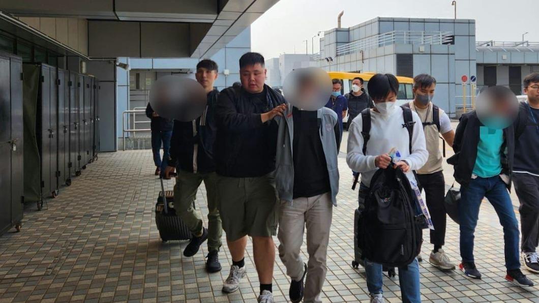 警方於機場拘捕4名準備離港的疑犯。（圖／警方提供）