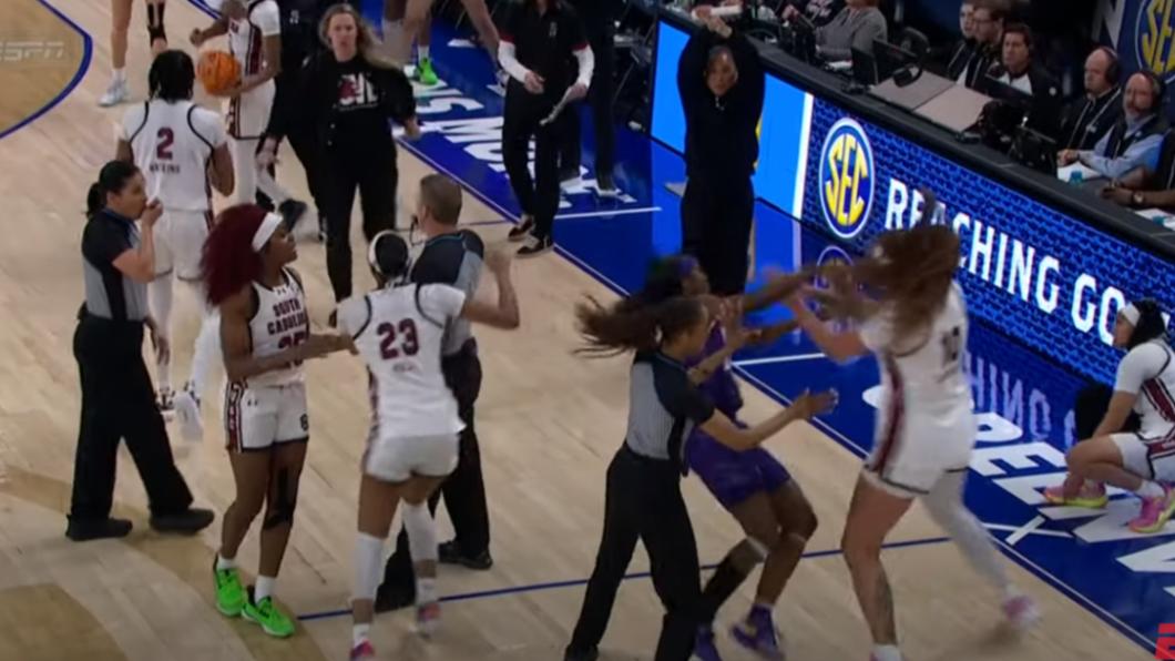 美國大學女籃決賽爆發肢體衝突，路易斯安那大學球員疑似不滿南卡球員「慶祝」，動手把對方推倒。（圖／翻攝自ESPN影片）