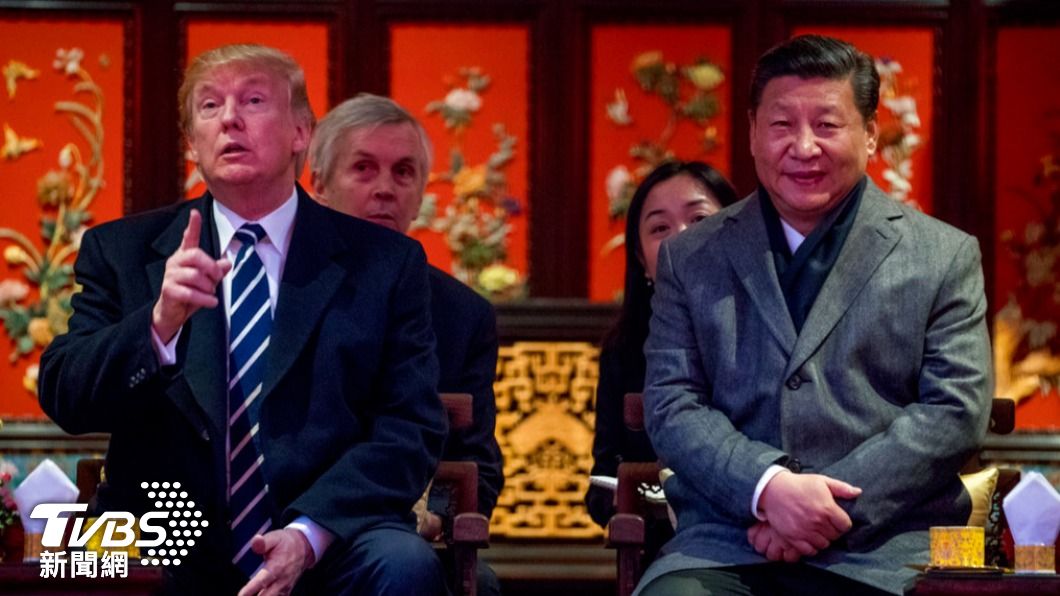 時任美國總統的川普（左）2017年出訪北京，與習近平進行會晤。（圖／達志影像美聯社）