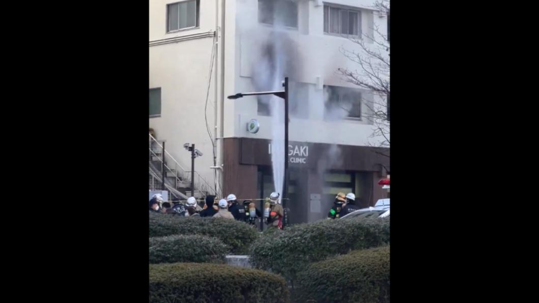 東京新宿一棟公寓大樓起火，消防人員進行滅火，目前火勢已被撲滅。（圖／翻攝自@axleight_Z推特）