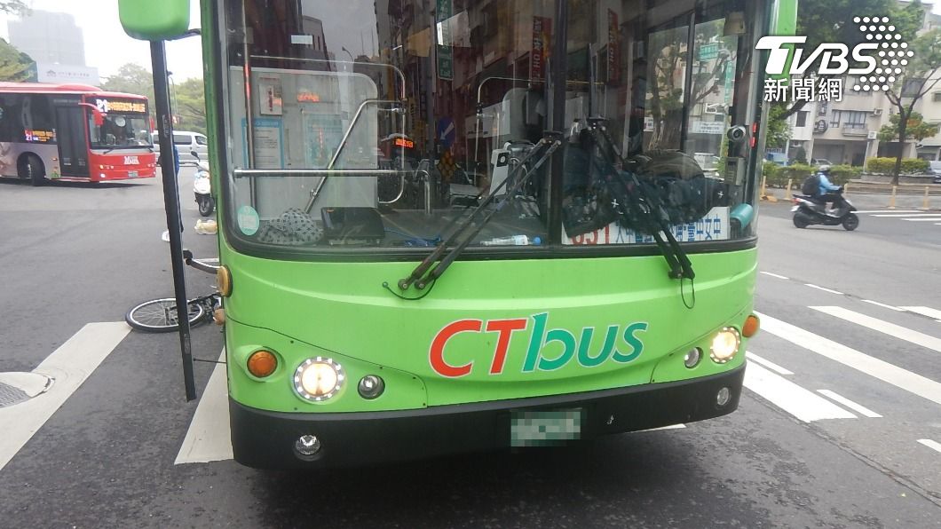 公車右轉沒注意到直行的腳踏車。（圖／TVBS）