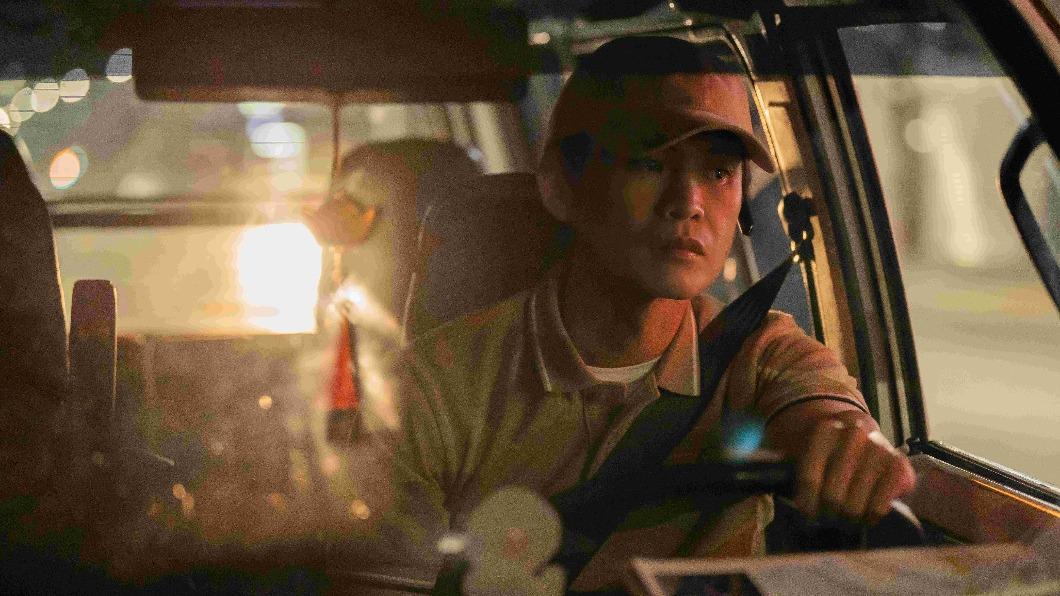 黃鐙輝飾演物流司機，半夜親自開貨車上路。（圖／TVBS）