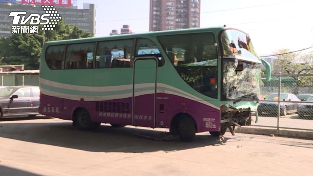 康橋校車隧道內翻覆，車頭嚴重毀損。（圖／TVBS）