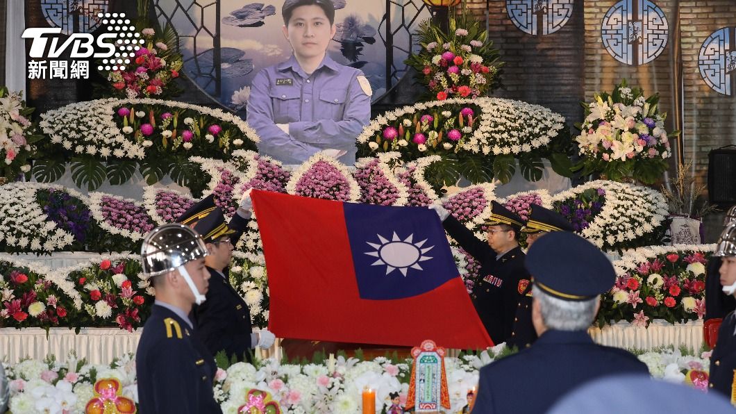 蘇昱鴻告別式靈柩蓋國旗。（圖／TVBS）