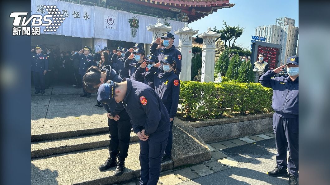 警員蘇昱鴻告別式現場，多名長官、同仁也列隊鞠躬致意。（圖／林意筑攝）