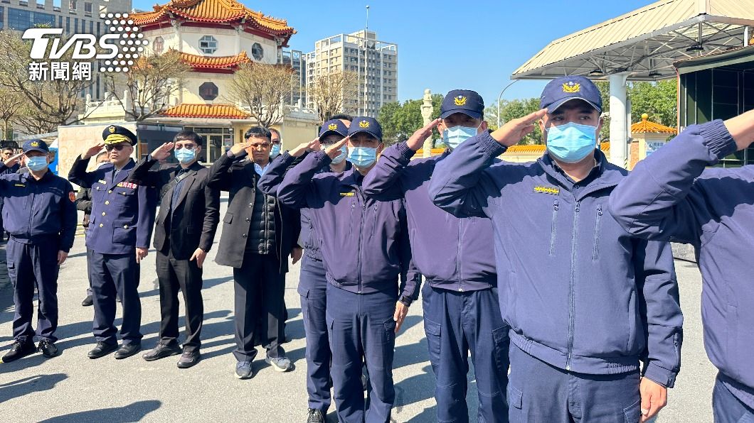 警員蘇昱鴻告別式現場，多名長官、同仁也列隊鞠躬致意。（圖／林意筑攝）
