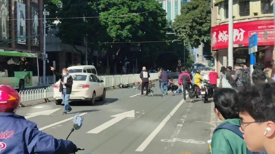 大陸廣州越秀區北京路步行區附近，稍早發生汽車衝撞行人與自行車，釀成至少11人受傷。（圖／翻攝自微博）