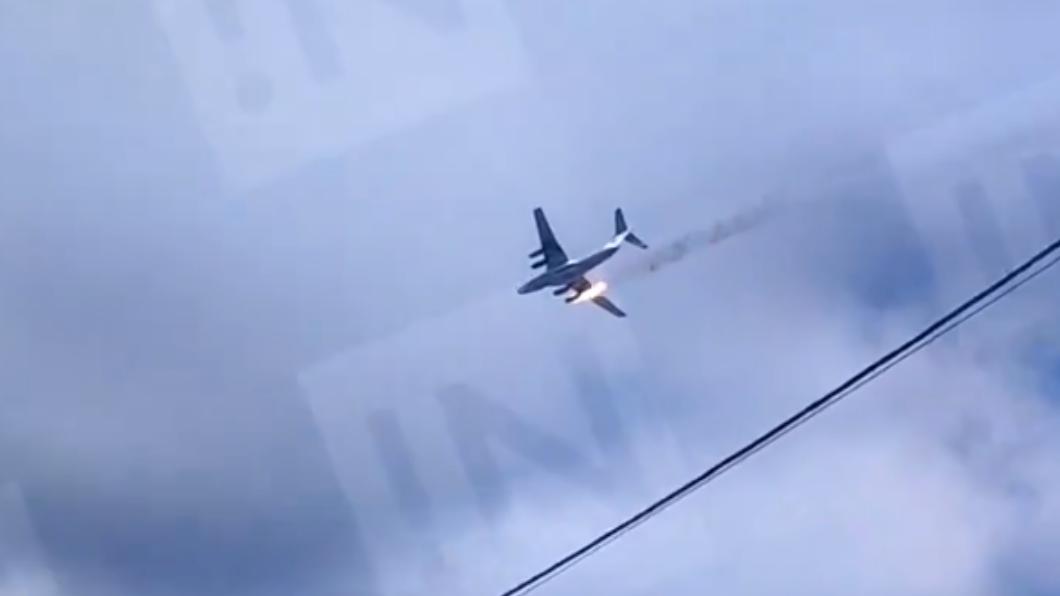 莫斯科IL-76在空中起火後墜毀。（圖／翻攝自@MonitorX99800　Twitter）