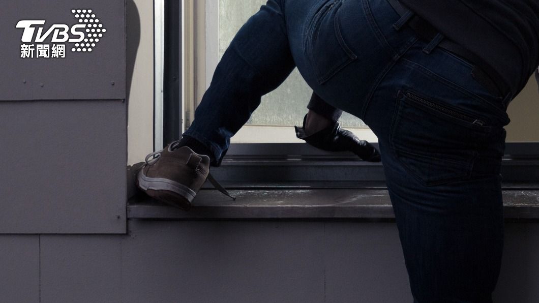 中國大陸嫌犯想爬窗逃離派出所、不慎墜樓身亡。（示意圖／Shutterstock達志影像）