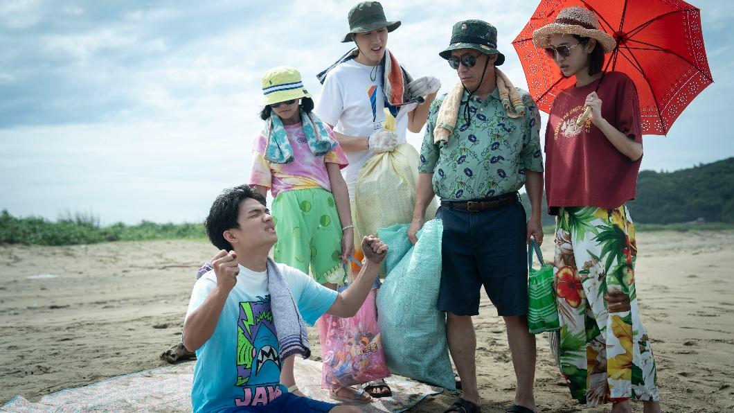 曾莞婷（右起）、郭子乾、余晉、陳昭妃、胡智強在劇中一起淨灘尋找回收物。（圖／瀚草文創提供）
