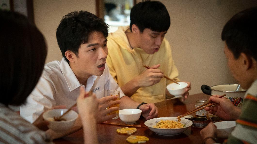 胡智強戲裡對於爸爸郭子乾的極致省錢方式也大感驚訝。（圖／瀚草文創提供）