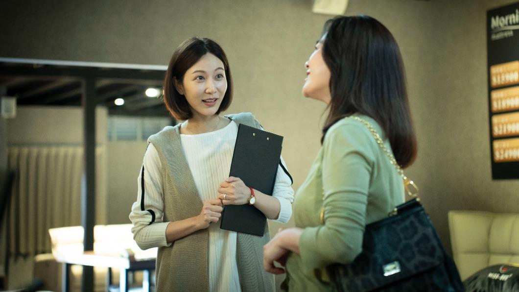 曾莞婷劇中精打細算，連客戶都被說服。（圖／瀚草文創提供）