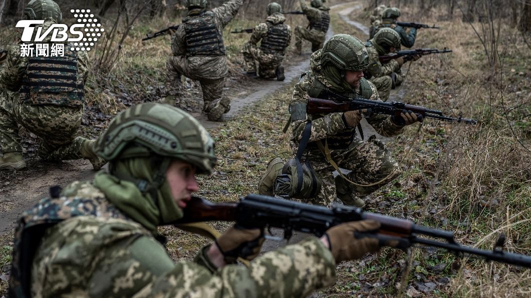 烏克蘭總統澤倫斯基批准調降徵兵年齡至25歲。（圖／達志影像美聯社）
