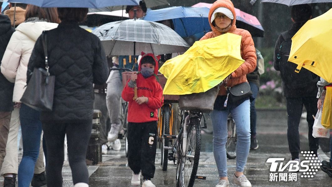 冬季低溫下雨民眾撐傘。（圖／胡瑞麒攝）