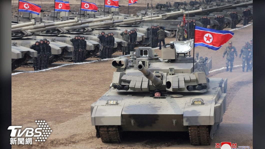 北韓13日進行坦克部隊演習，首次展示新型主戰坦克。（圖／達志影像路透社）