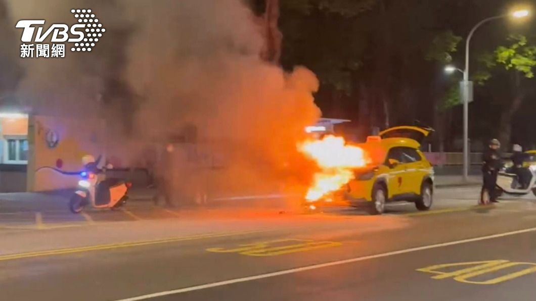 計程車車頭起火燃燒。（圖／TVBS）