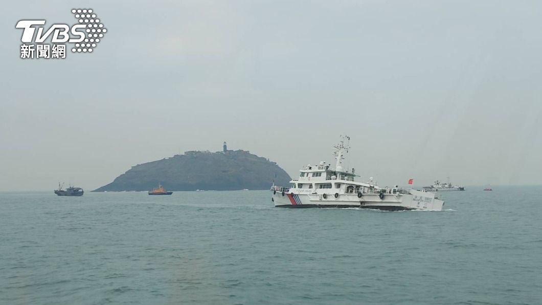 陸籍漁船在金門外海翻覆，6船員全數落海。（圖／TVBS）