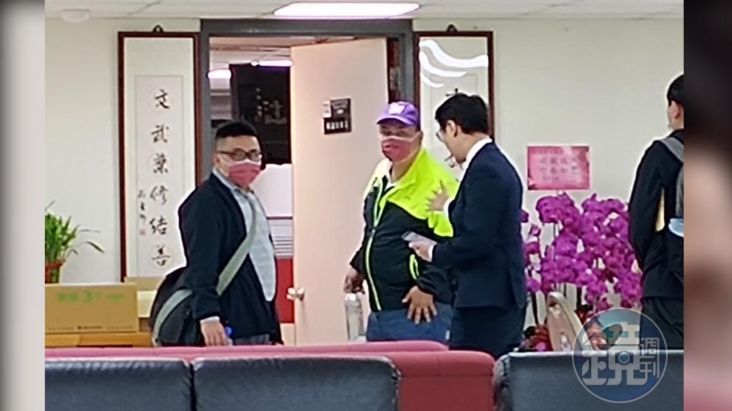 國民黨籍三連霸台北市議員陳重文（左2），今日上午辦公室遭廉政署搜索。（圖／鏡週刊）