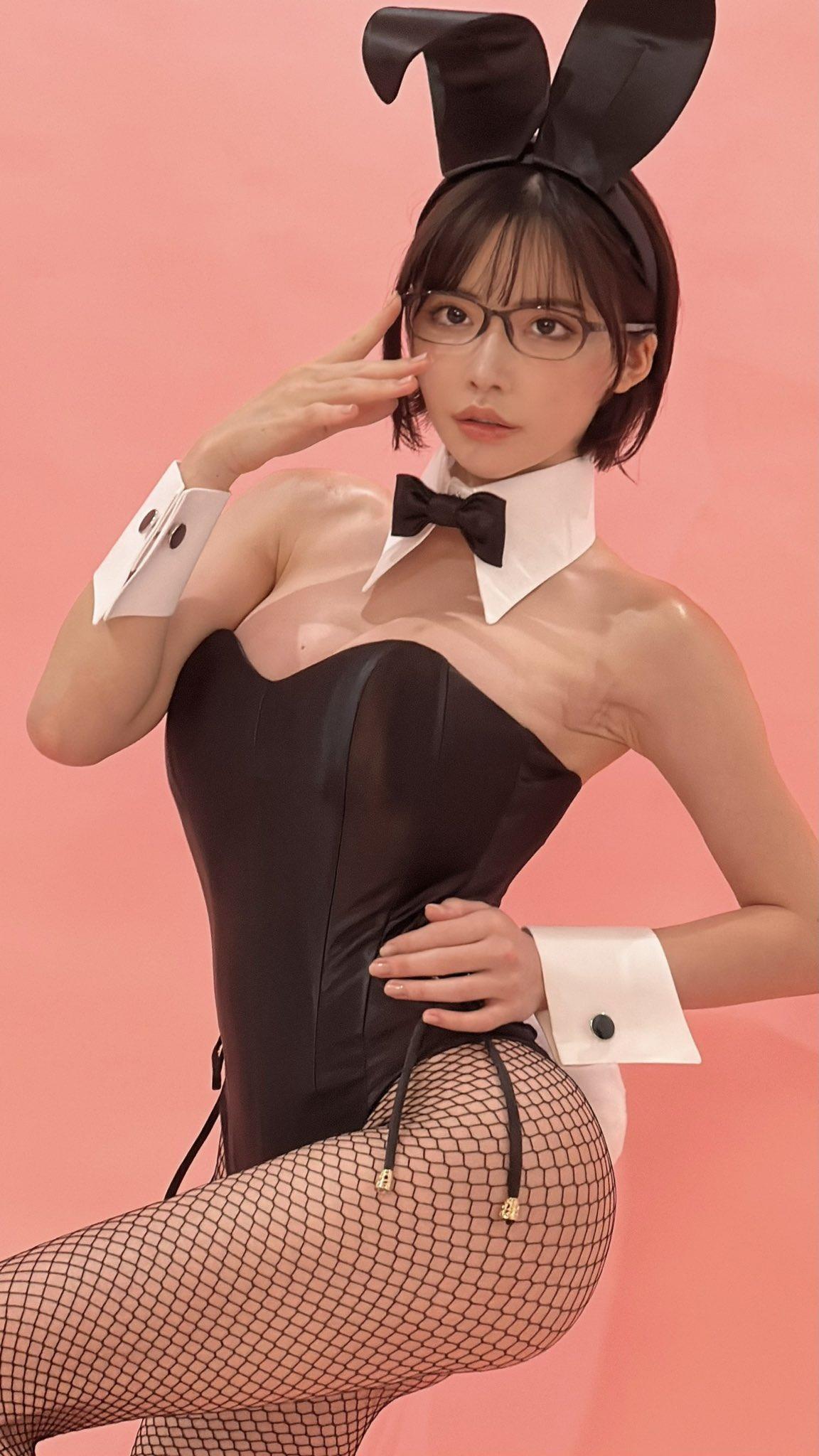 為了清償欠稅，深田詠美現在狂接各種工作。（圖／翻攝自深田詠美推特）