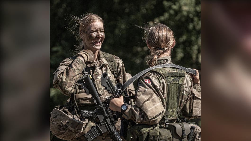 丹麥政府考慮修法，將女性納入徵兵範圍，外加延長義務役時間至11個月。（圖／翻攝自丹麥國防部）