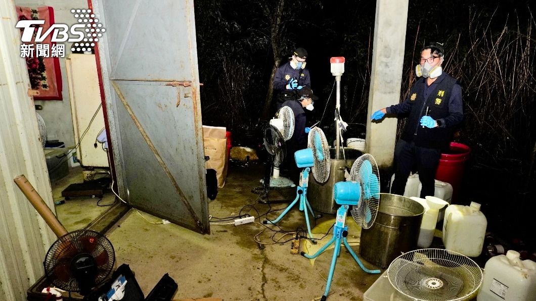 警方當場查扣逾200公斤「喵喵」毒品成品與原料等器具。（圖／TVBS）