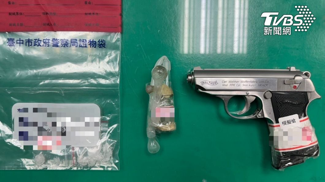 警方在工作室內查扣毒品和槍枝。（圖/TVBS）