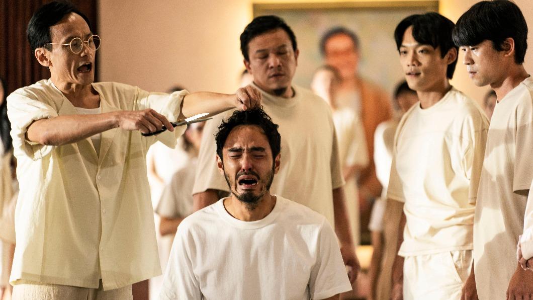 尊者聲稱要剪頭髮、戒齋才能治百病，正是影射徐少龍仙丹事件。（圖／一種態度電影股份有限公司提供）