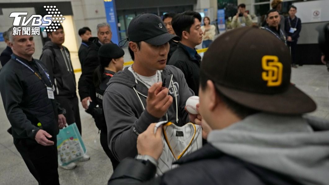 教士南韓明星內野手金河成回到首爾機場，替熱情接機的粉絲簽名。（圖／達志影像美聯社）
