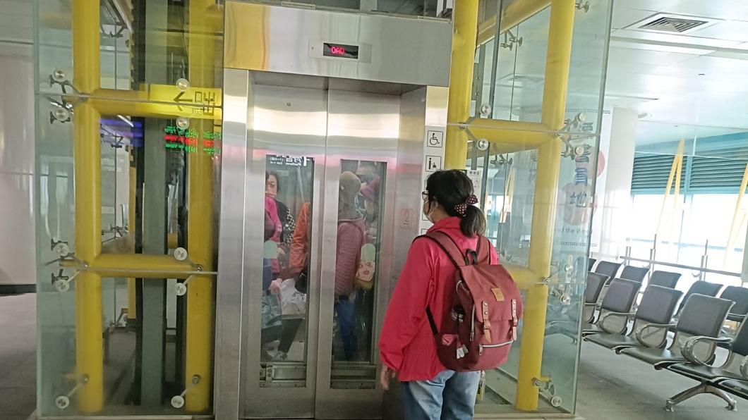 員林火車站的電梯驚傳故障，有多位民眾受困。（圖／翻攝自爆料公社）