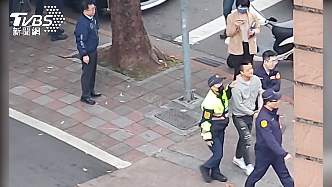 獨／北市警匪追逐！黑色廂型車遭圍捕 1通緝犯被上銬帶回│TVBS新聞網