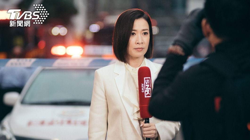 佘詩曼在《新聞女王》中為求上位「假辭職」。（圖／TVBS）