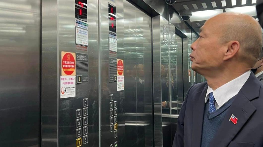 立法院長韓國瑜昨宣布提前散會後，便前往檢查「大怒神」電梯。（圖／翻攝自韓國瑜臉書）