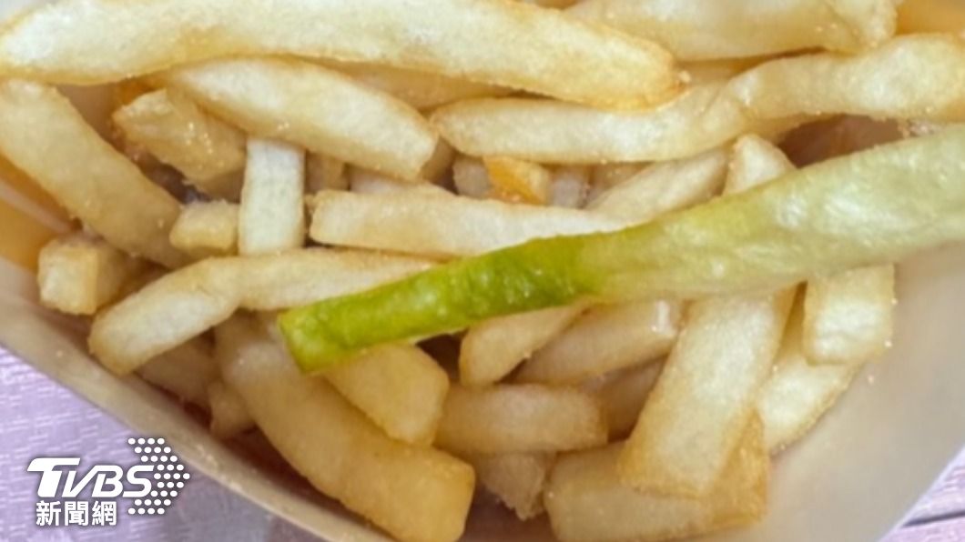 網友買麥當勞，驚見「綠薯條」/圖片來源:爆料公社