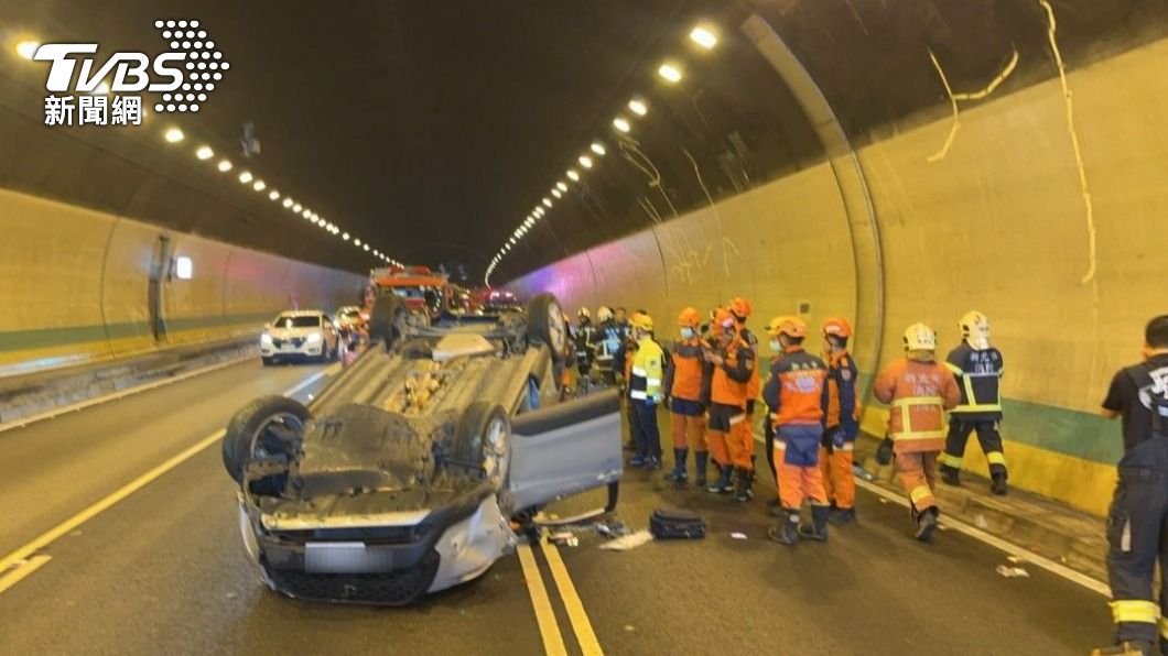 國道3號木柵隧道內稍早發生翻車事故。（圖／TVBS）
