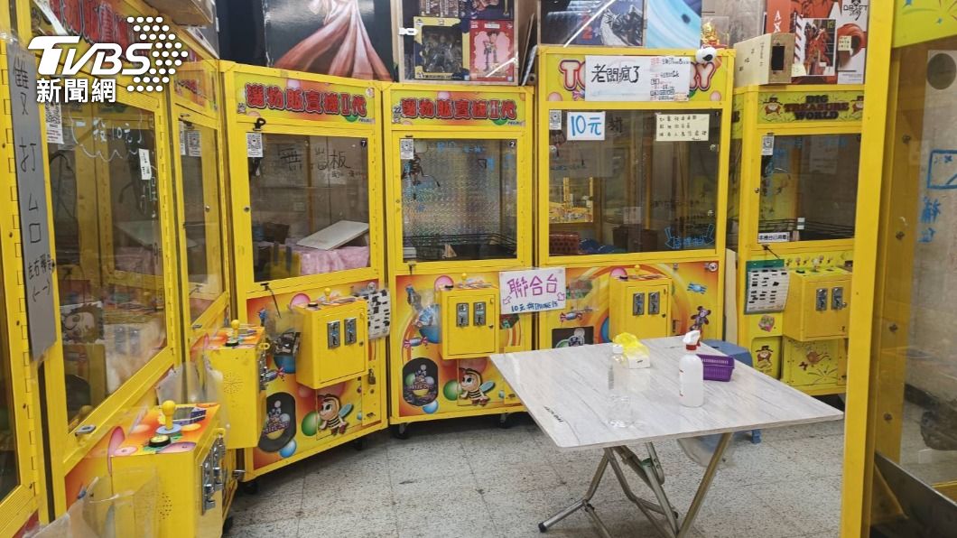 桃園某娃娃機店舉辦「一番賞」活動，遭控涉嫌詐欺。（圖／TVBS）