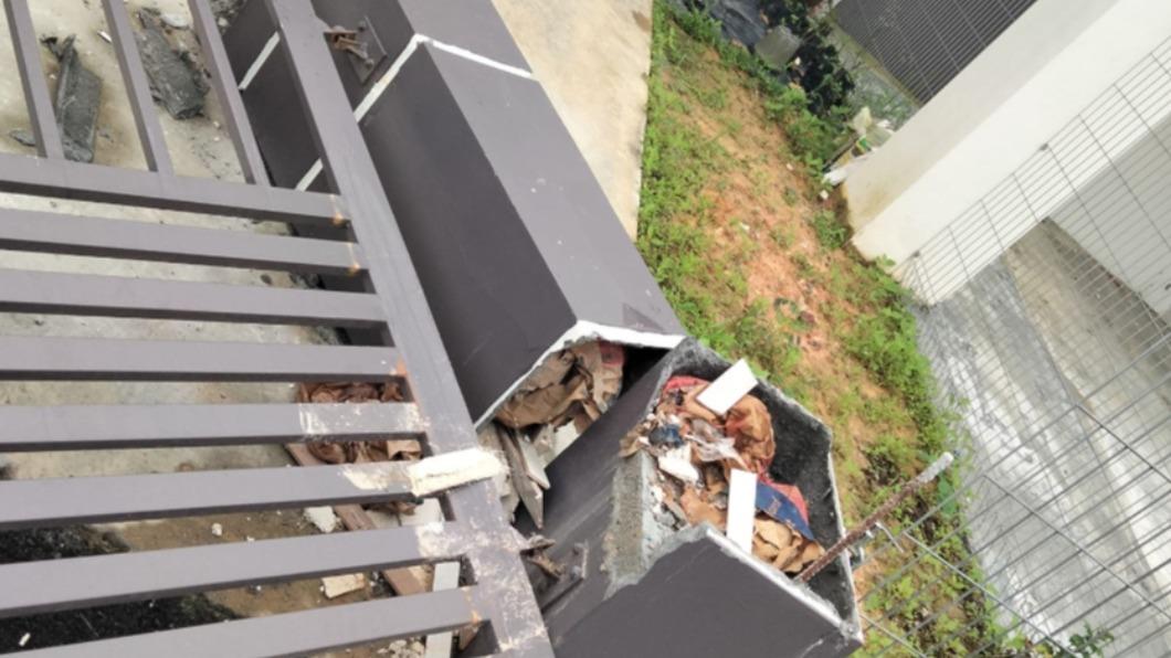 馬來西亞的一處新建的住宅區大門的柱子突然垮塌，沒想到柱子內部是滿滿的垃圾。（圖／翻攝自臉書）