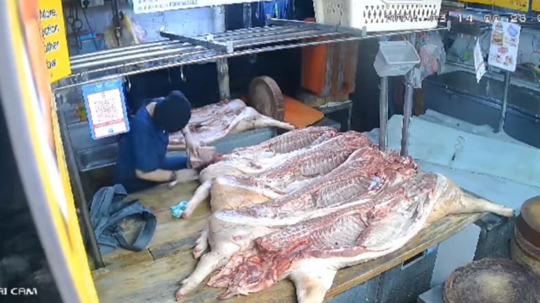 馬來西亞一名婦女半夜潛入菜市場，把生豬肉切成多塊，再裝入袋子內偷走。（圖／翻攝自臉書）