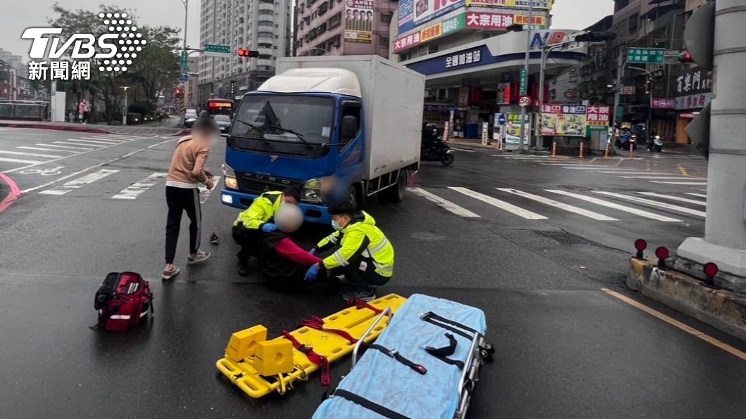 婦人走斑馬線卻遭小貨車撞擊。（圖／TVBS）