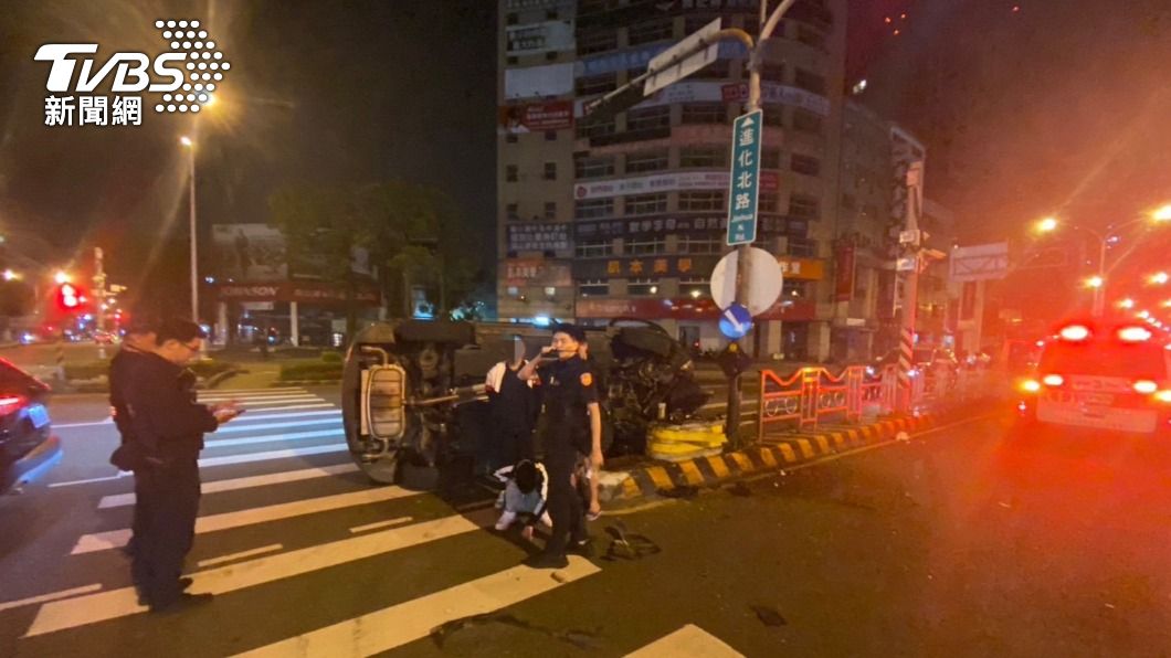 台中北區今日凌晨發生酒駕自撞。（圖／TVBS）